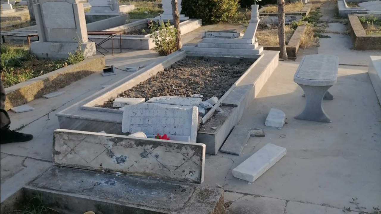 Малолетни са изпочупили над 80 надгробни плочи в гробищата на Нова Загора