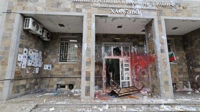 Счупени прозорци и червена боя: Напрежение на протеста пред полицейското управление в Хасково