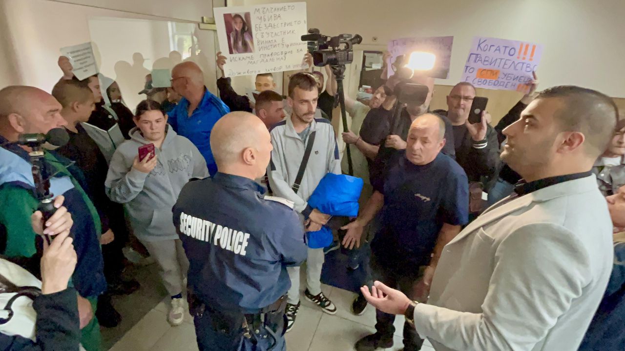Счупени прозорци и червена боя: Напрежение на протеста пред полицейското управление в Хасково