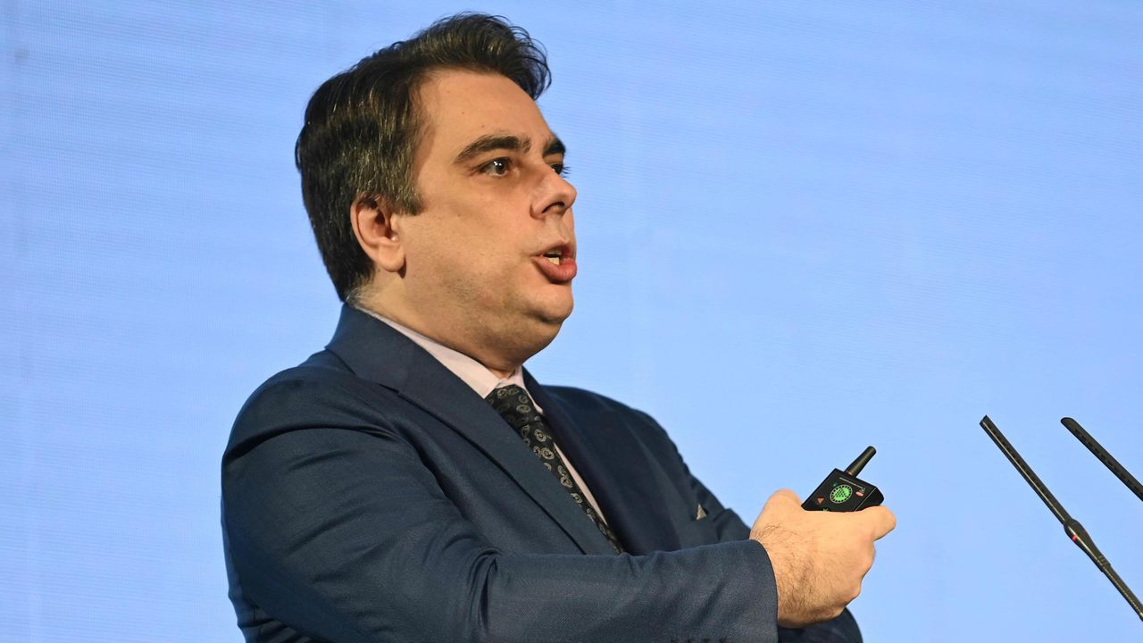 Асен Василев: Левовете в банките ще се превалутират в евро без комисионна