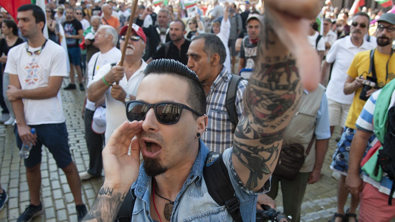 От чешмите в Перник тече мътна вода, недоволни граждани протестираха пред местното ВиК дружество