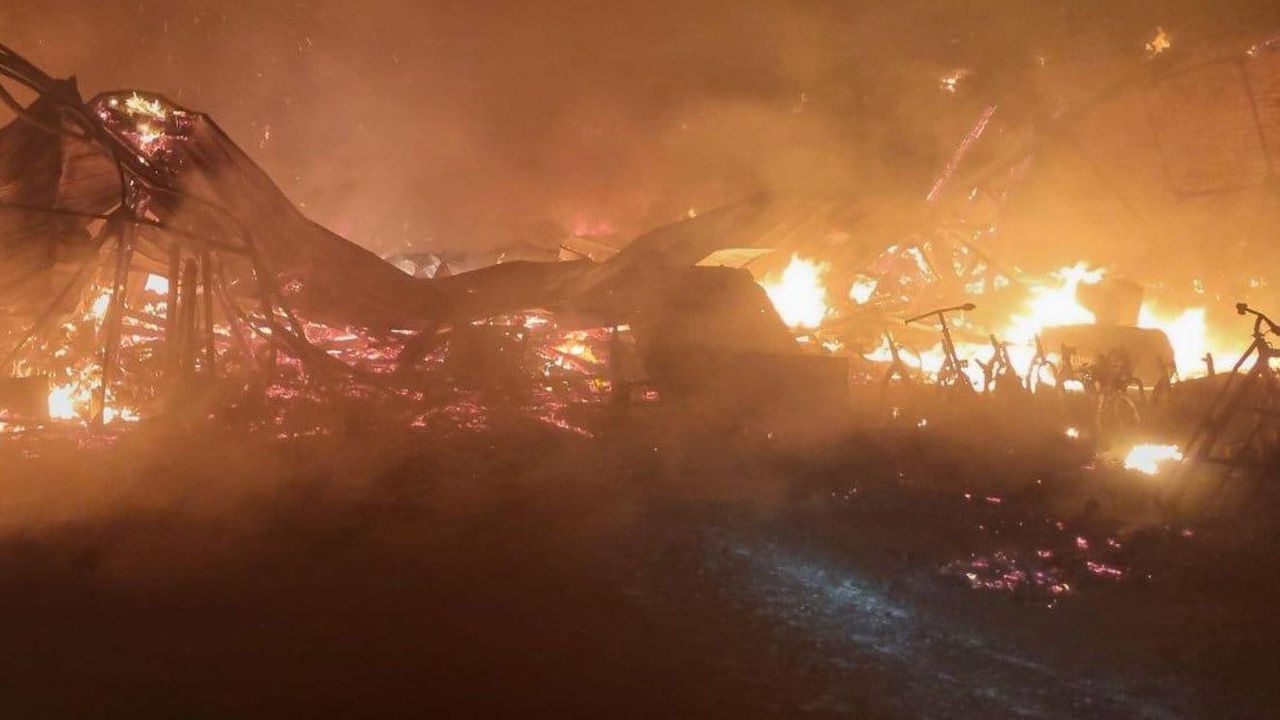 Пожар обхвана няколко стопански постройки и къщи в кв. "Прослав" в Пловдив