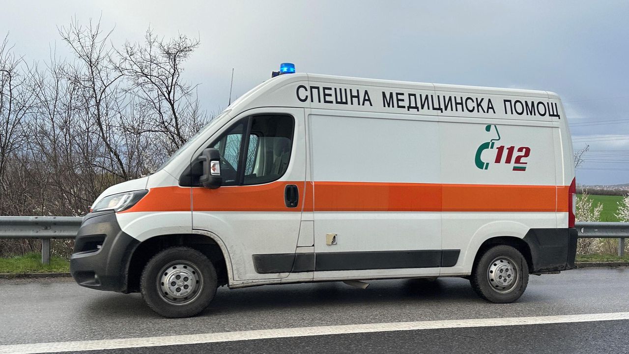 Два автомобила се удариха в Монтана. Откараха дете за преглед болница