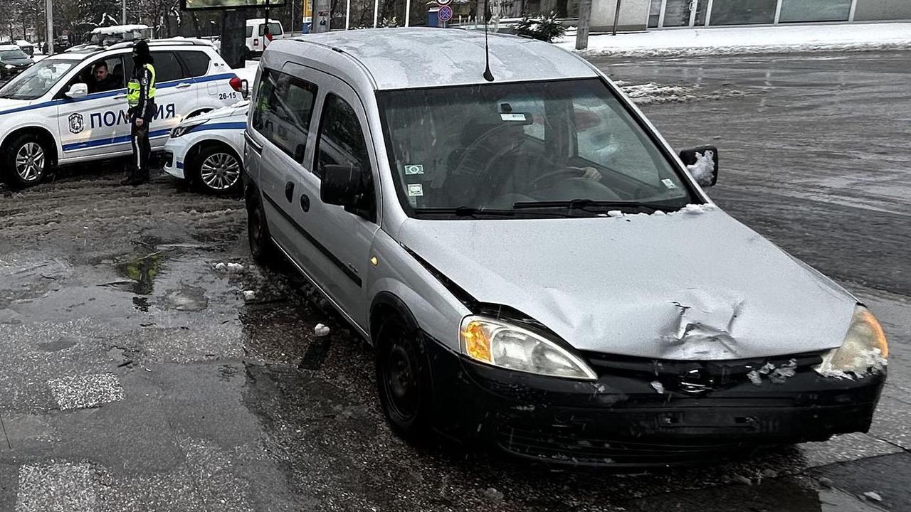Неправоспособен 16-годишен водач катастрофира с нерегистрирана кола в Горнооряховско