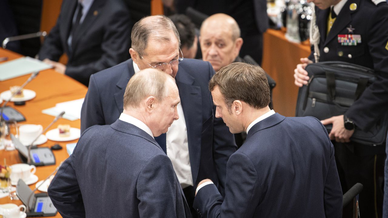 За първи път от 3 години: Путин проведе телефонен разговор с Макрон