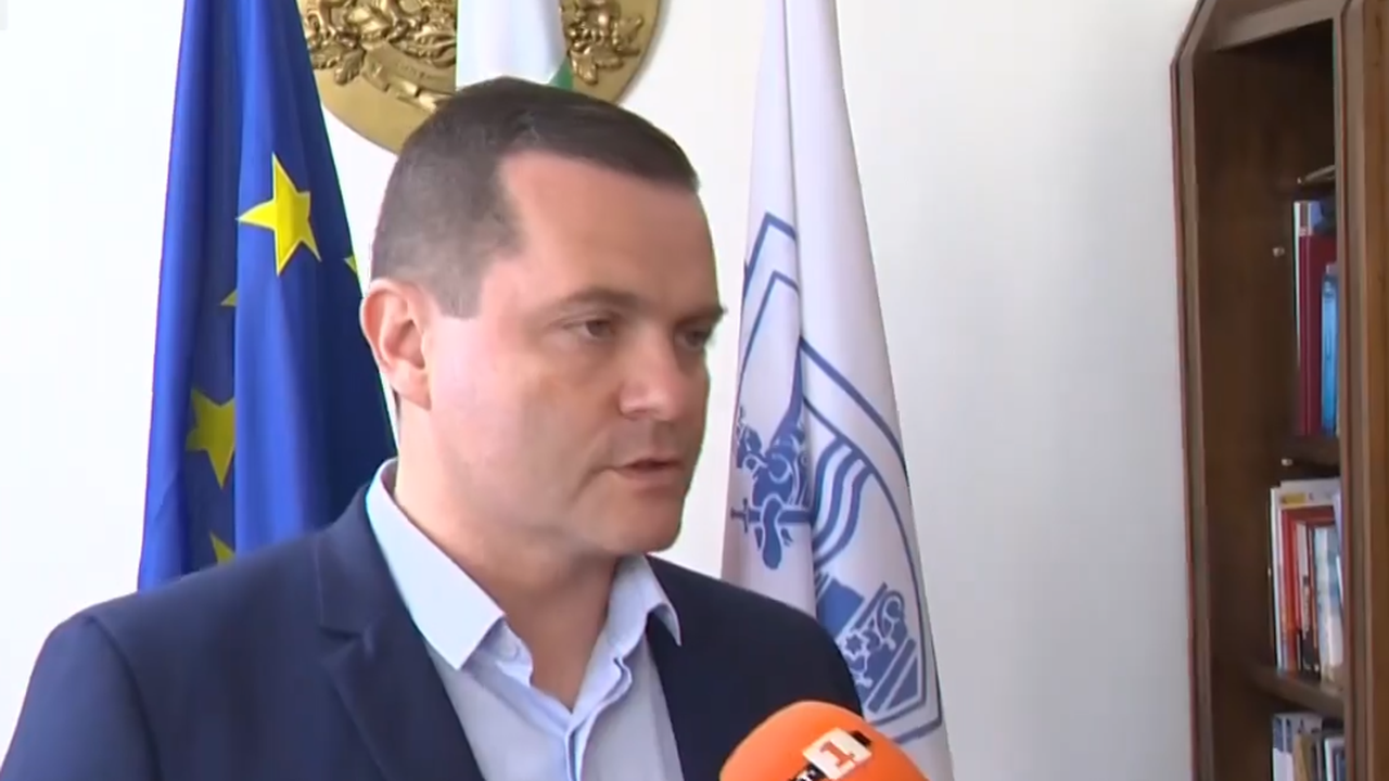 Почти всички са изведени от дома. Останали са един мъж