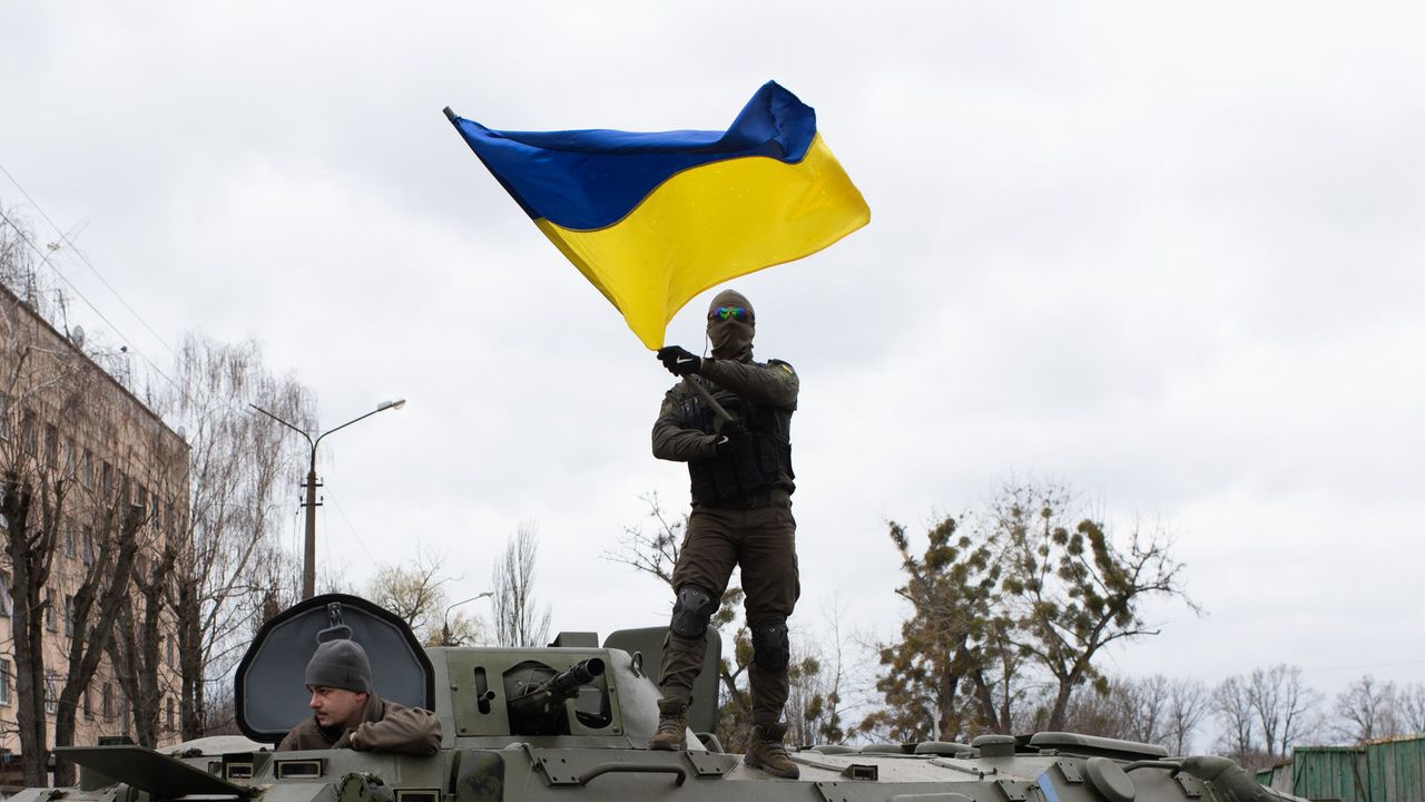 Украйна отбелязва днес Деня на националното знаме, предаде Укринформ.Празникът е