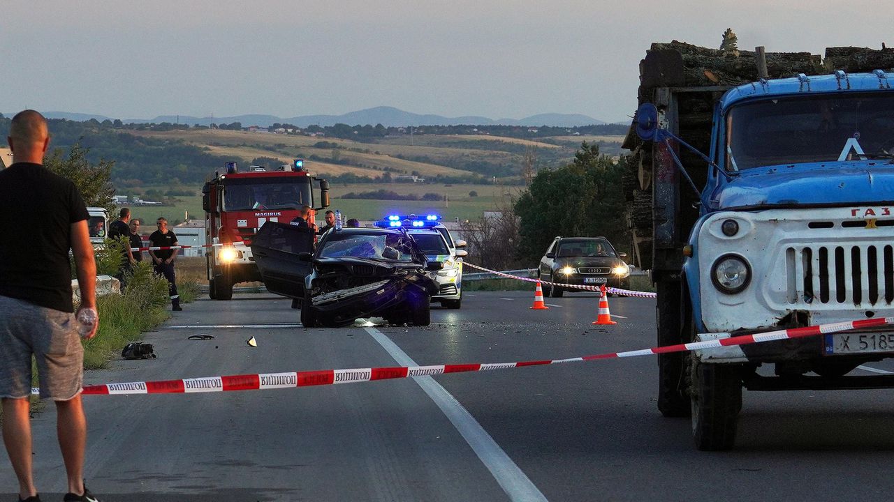 Водач на БМВ пострада при удар с ГАЗ-ка, натоварена с