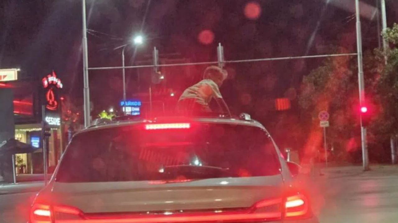 Установен е водачът на лек автомобил, от чийто люк се