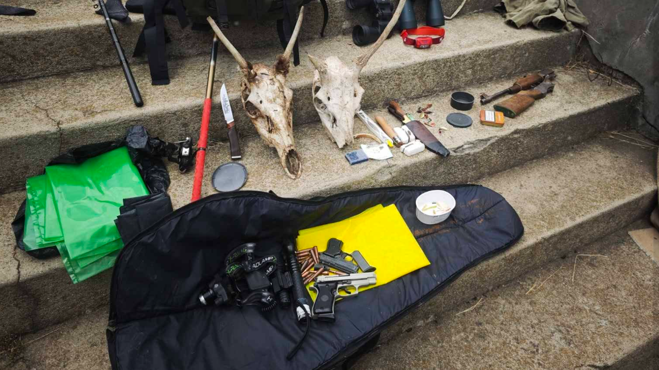 Служителите на ДНПЦБ задържаха бракониер в района на Соколна“.Това написаха