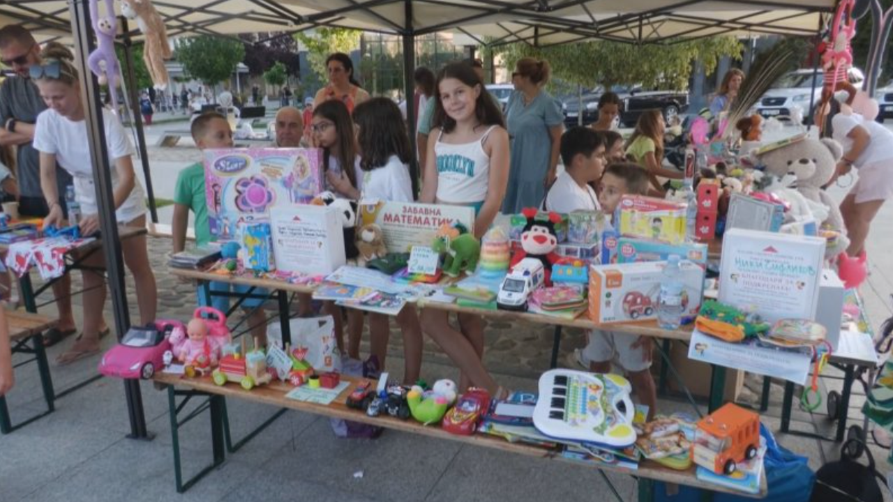  20 деца продадоха играчките си, за да дарят на дядо,