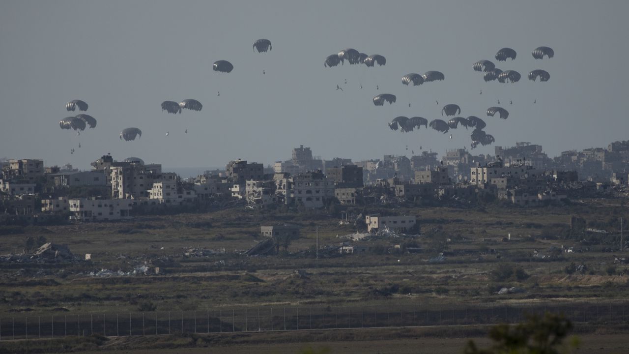 Самолети на германската армия започнаха пускането на храна и лекарства над Газа