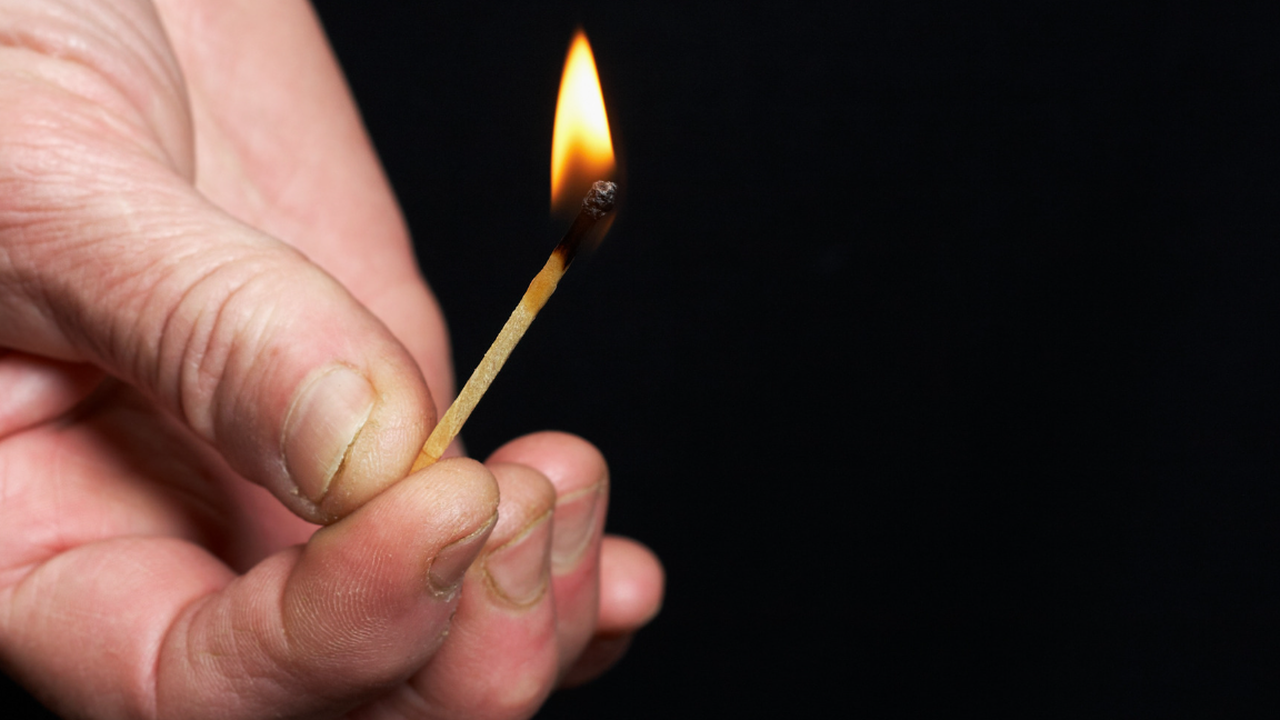 Пазарджишките криминалисти арестуваха мъж,  причинил умишлен пожар в два съседни имота.Няколко