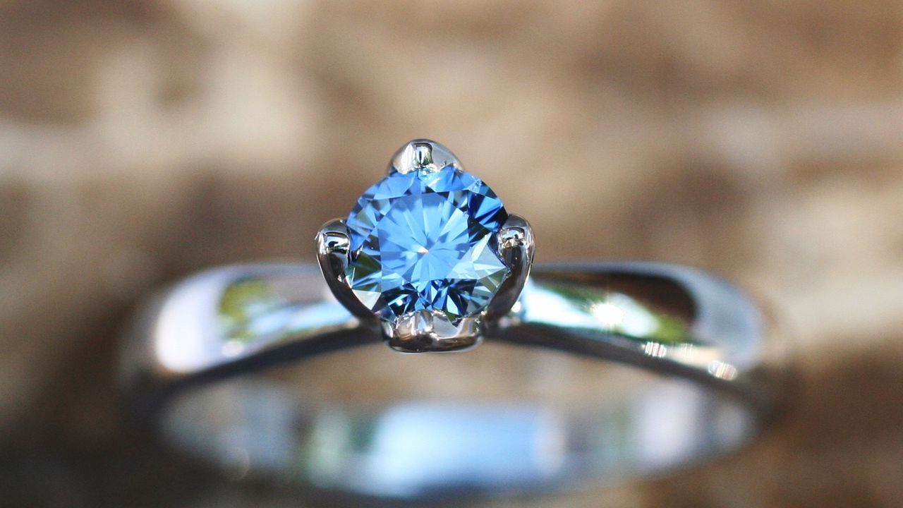 В Париж арестуваха мъж с бижута за 10 млн. евро в бельото