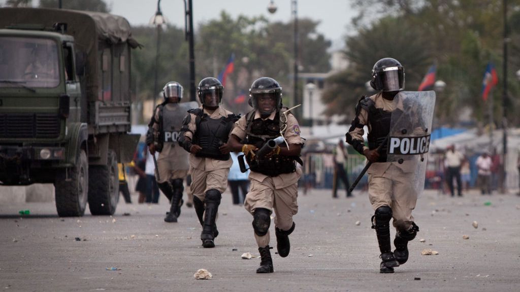 Най-малко двама души загинаха, а осем полицаи от Кения пострадаха