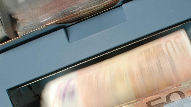 С 12 гласа за , 8 против и без въздържал