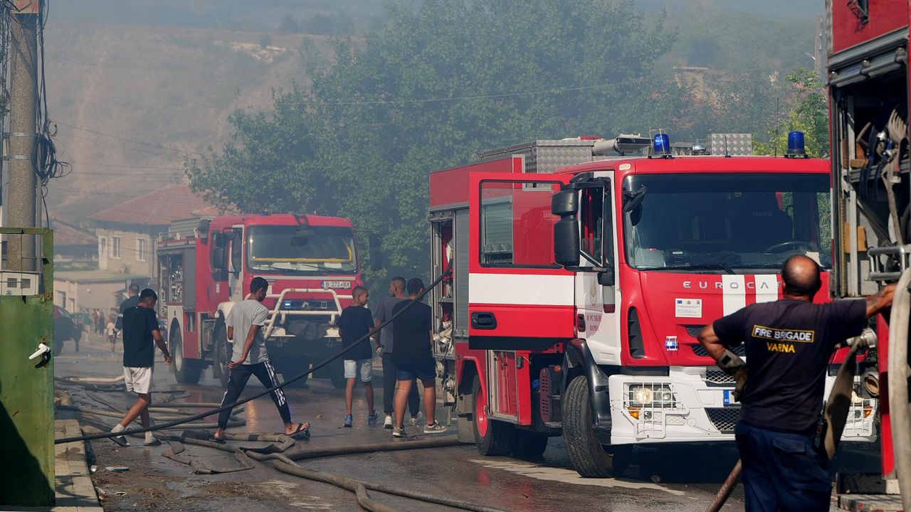 Голям пожар в Белослав, горят къщи