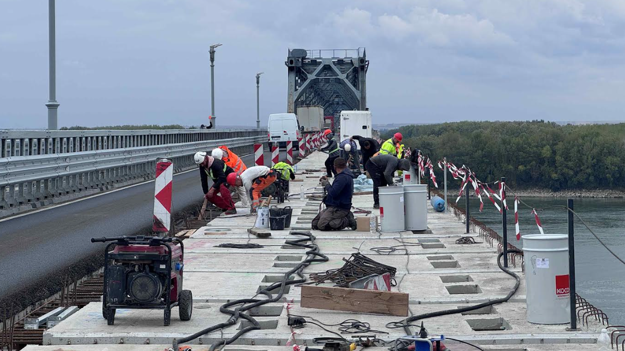 Монтирани са 72 стоманобетонни пътни панела в участъка в ремонт на Дунав мост при Русе