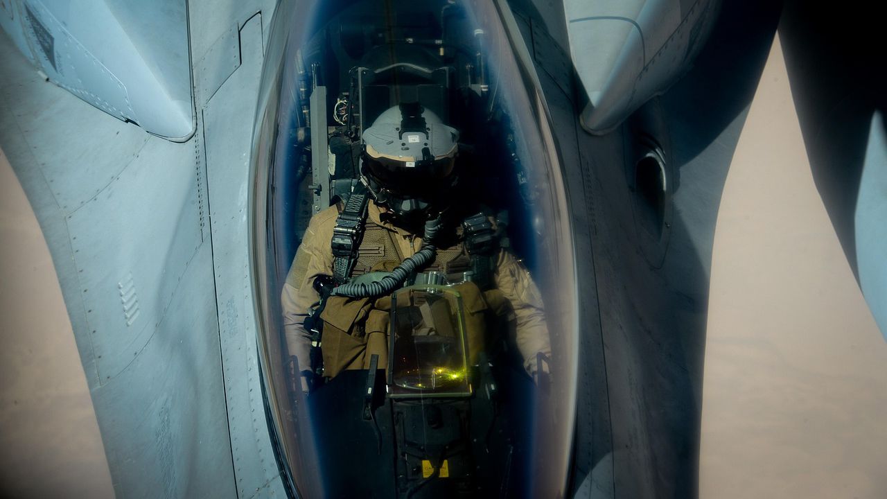 Двама военни пилоти загинаха, след като тренировъчен самолет се разби в Италия