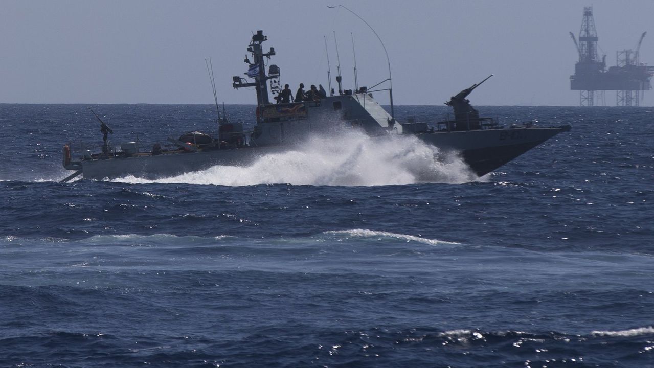 Флотилията за Газа: Израелски военен кораб се опита да ни сплаши със странни маневри