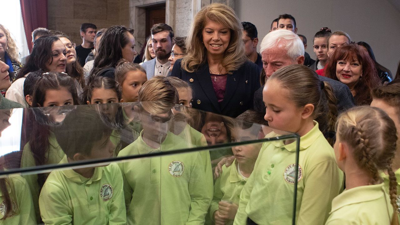 По инициатива на Илияна Йотова президентската институция представи изложба за покръстването, глаголицата и кирилицата