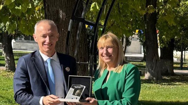 Паметникът е дело на скулптора Тодор Димитров и архитект Николай