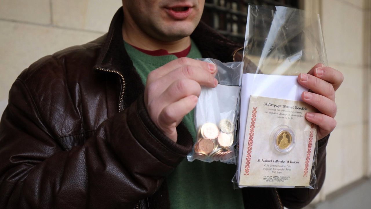 От днес започва продажбата на комплекти евромонети във всички клонове