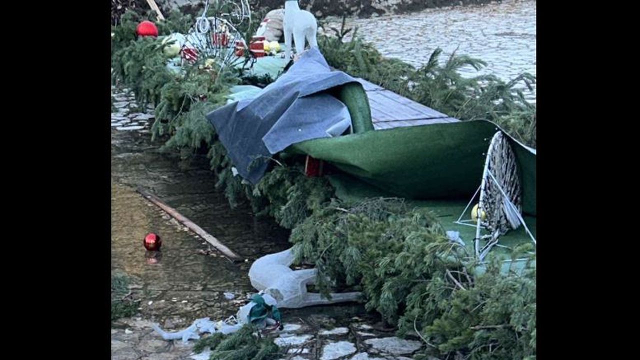 Част от поставените в парка в Разлог коледни фигури са