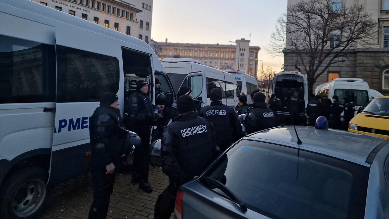 Граждани започнаха да се събират пред Министерския съвет за протеста