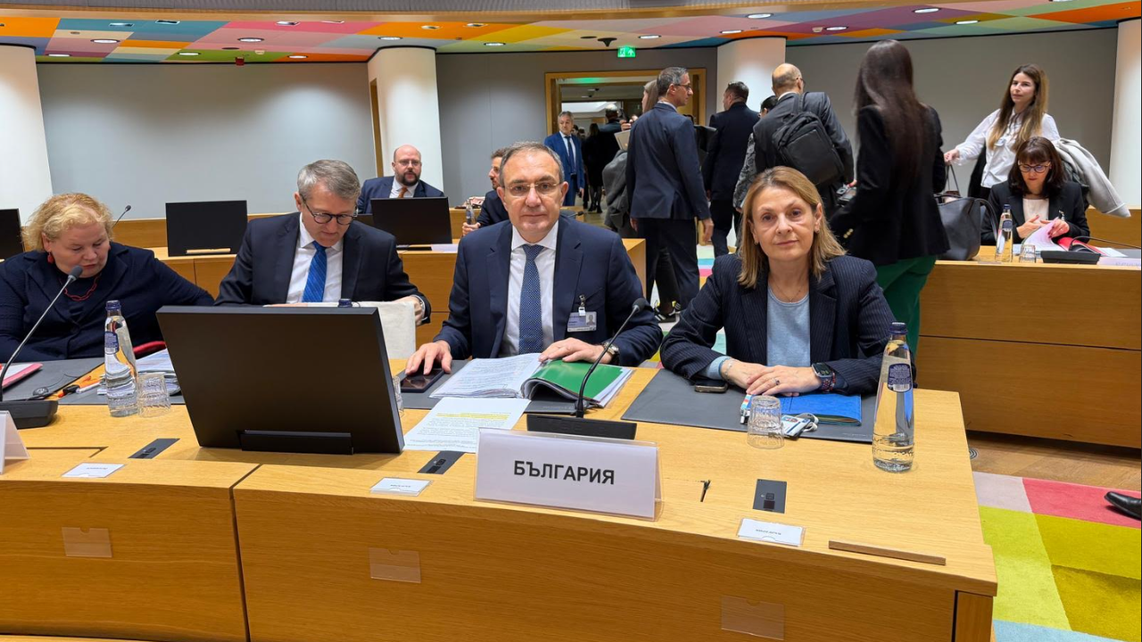 В рамките на заседанието на Съвета се обсъждат и въпроси,