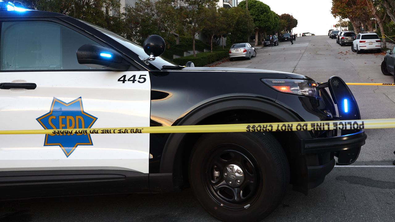 Засега нападателят все още не е арестуван и се издирва.Кметицата