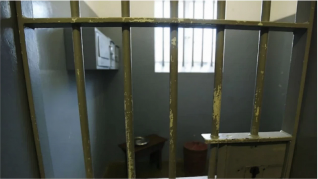 Три години и четири месеца затвор за мъж, нарязал гумите на 14 автомобила в Казанлъшко