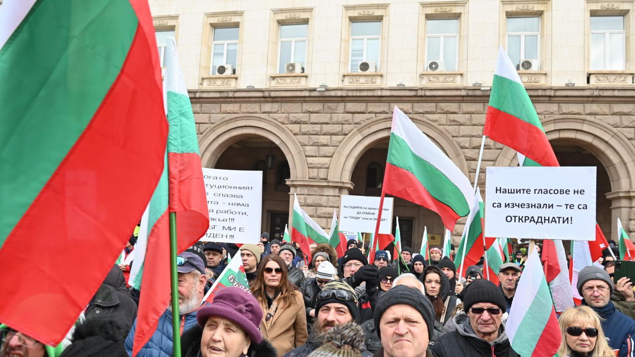 „Не сме фантоми“: „Величие“ на протест пред Конституционния съд