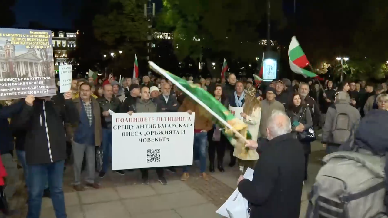 Напрежение пред Народния театър, протестиращи нападнаха директора и опитаха да нахлуят