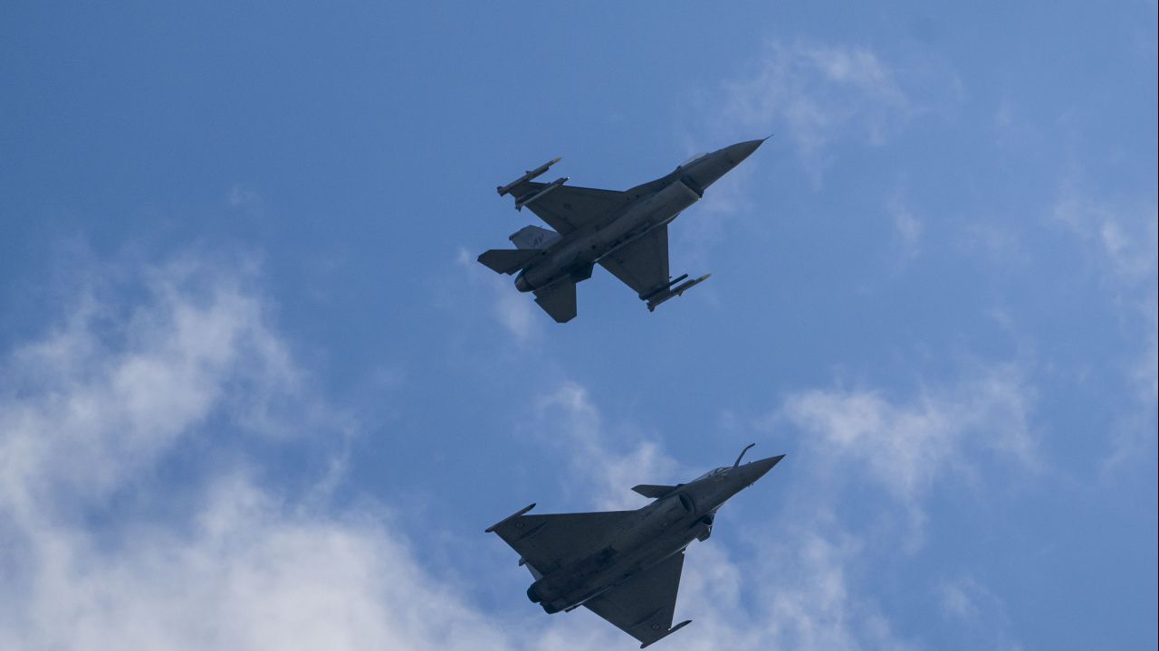 Първите два самолета F-16 ще бъдат в България до края на април