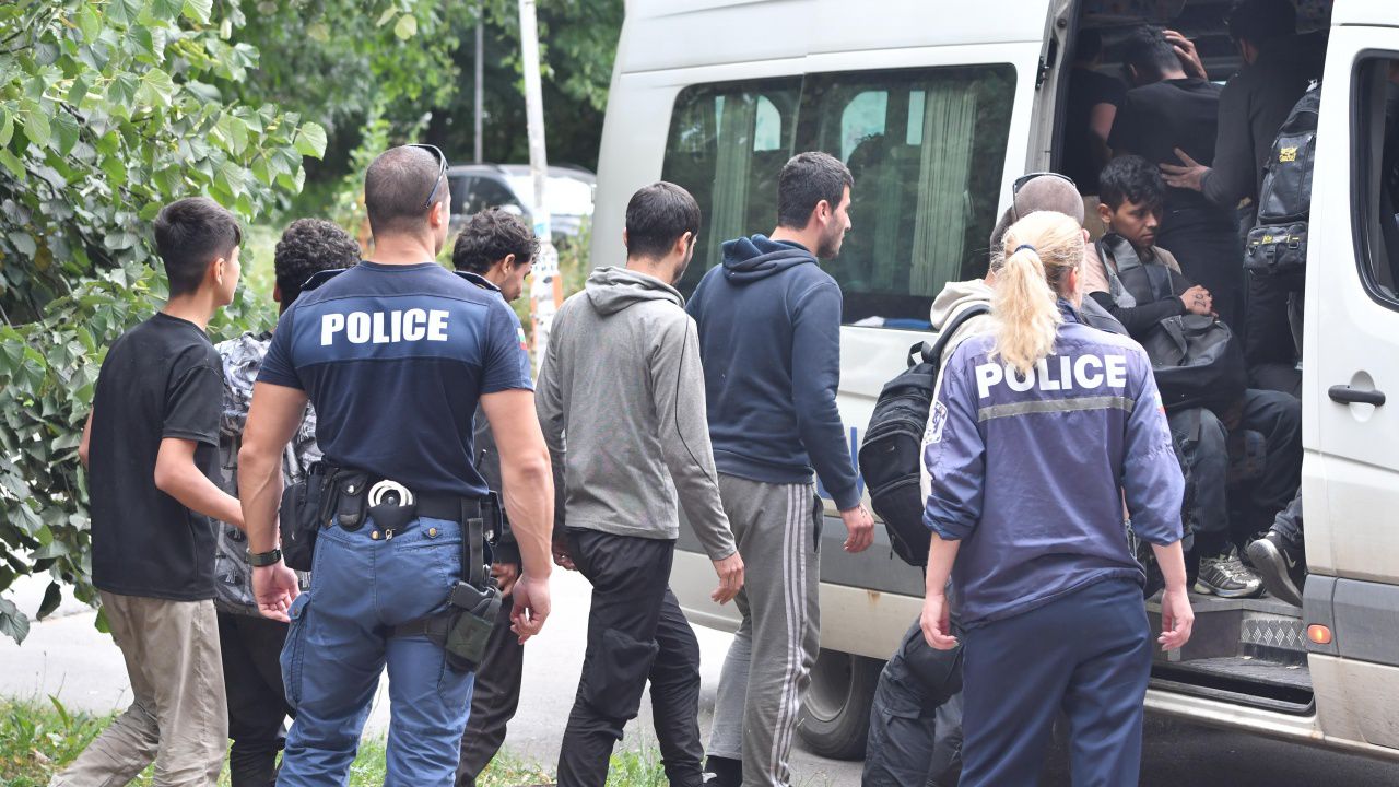 Откриха 29 нелегални мигранти в тайници на камион на входа на Бургас