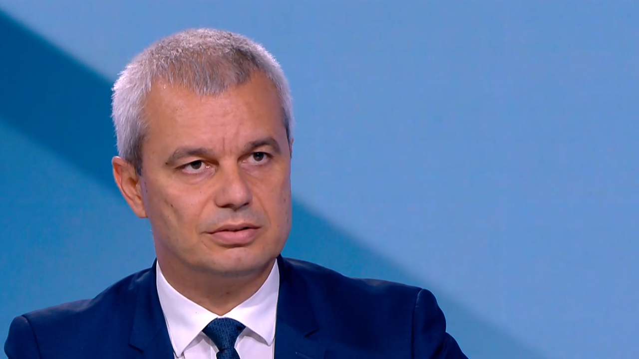 Костадинов пламенно защити "черния списък" на "Възраждане": притеснява се, че децата ще започнат да питат и какво е поза 69 от "Кама Сутра"