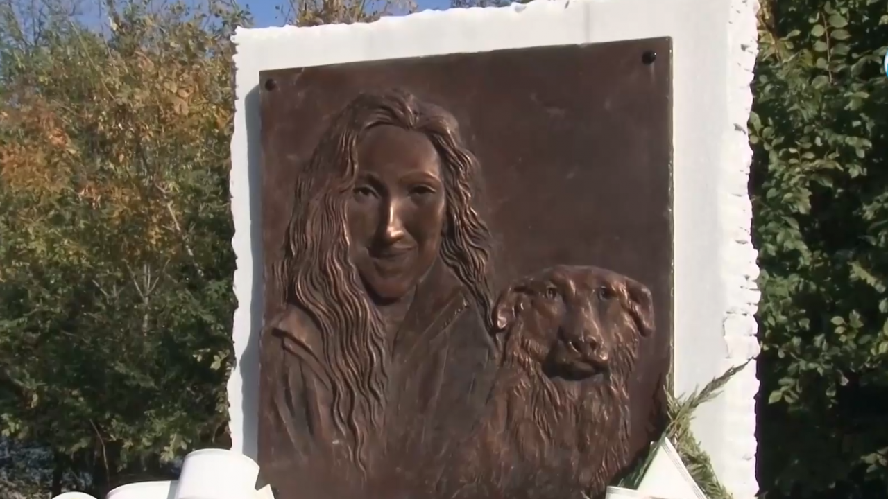 Издигнаха паметник на ветеринарната лекарка, загинала в потопа край Царево