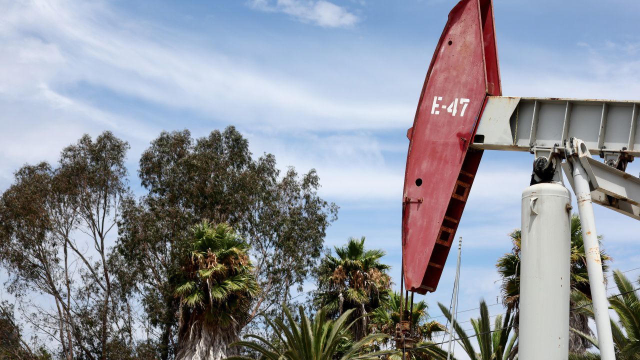 Петролът поевтиня