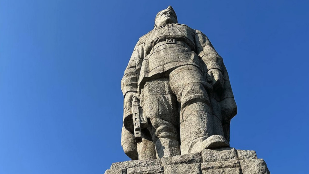 Комунистическите паметници в страната да бъдат премахнати, искат от ПП-ДБ