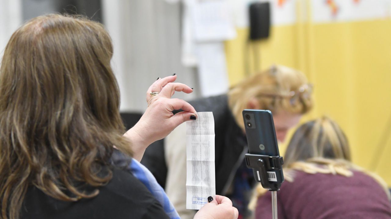 Три районни комисии са отказали да наложат глоби на председатели на СИК