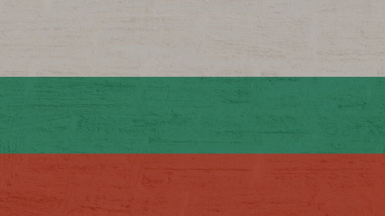 Грозна гавра със знамето на България