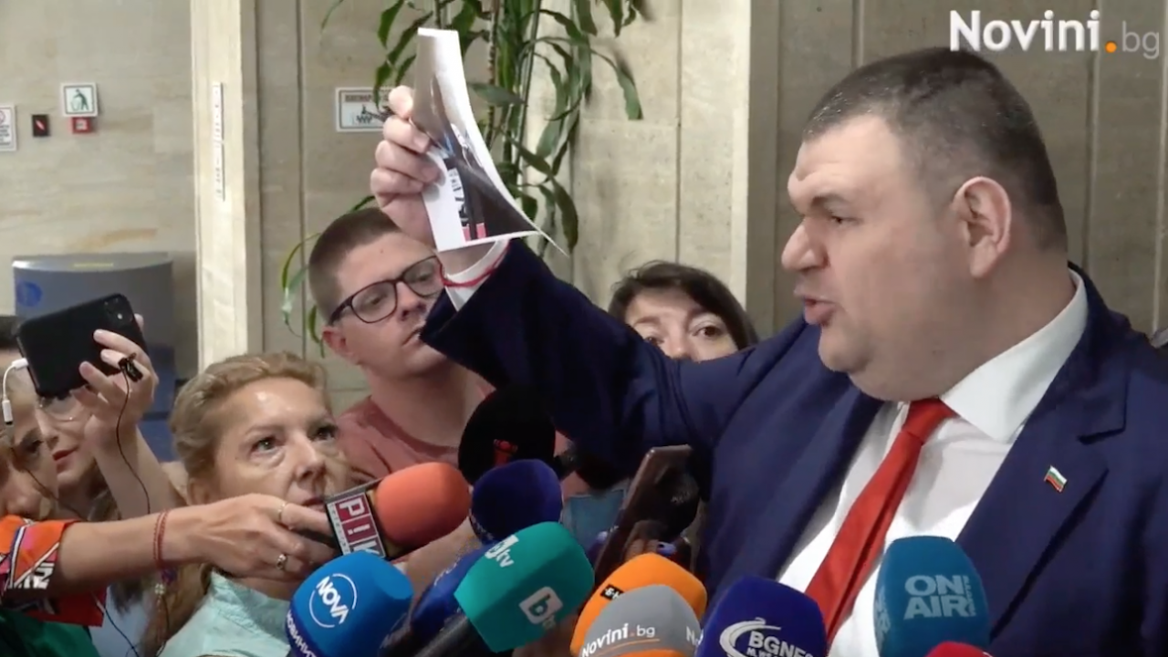 Пеевски посочи кой е "тайният касиер" на Радев и заяви: Имаме фалшив президент