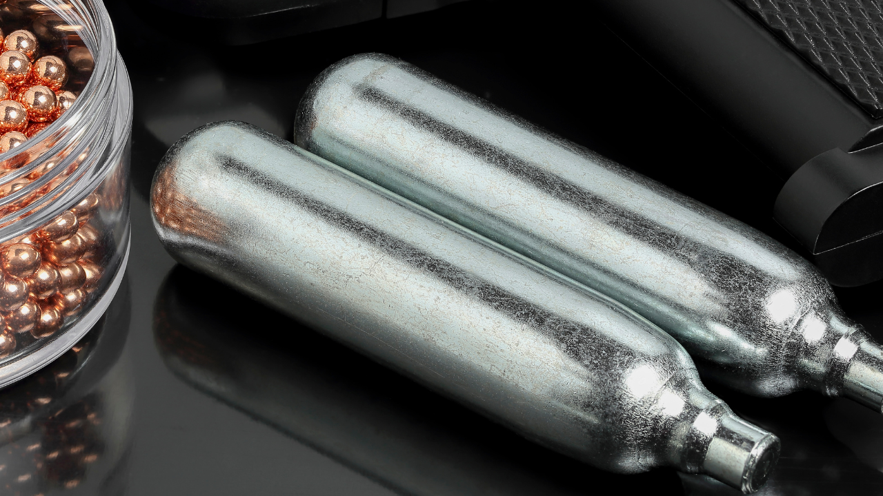 Премахнати ли са вече рекламите с QR кодове за продажба на райски газ около училищата?