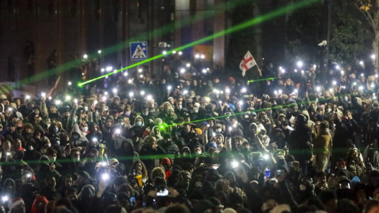 Екипът на БНТ в Грузия беше обгазен в петата размирна нощ на протести