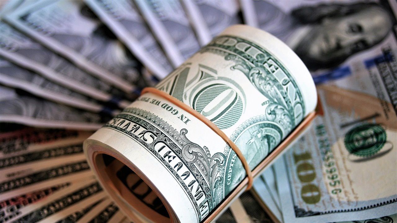 Доларът се обезценява спрямо повечето основни валути