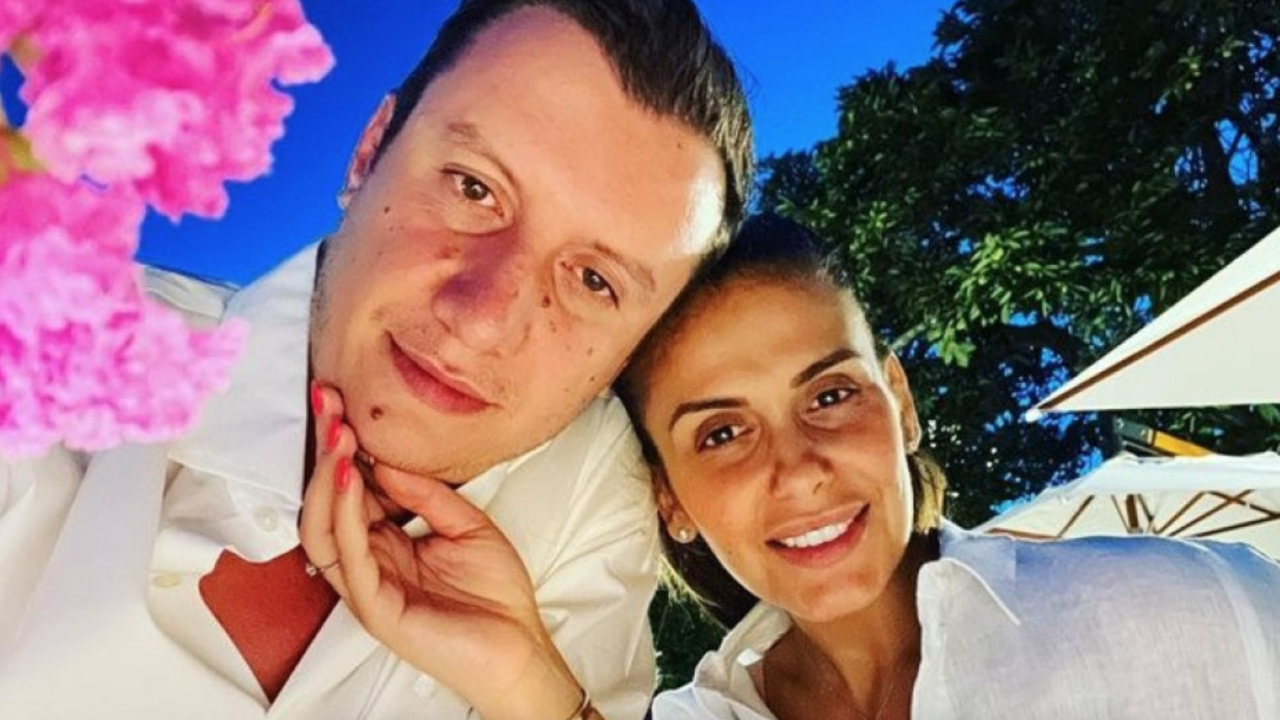 Любо Захаринов смени Анелия с 20-годишна джукеста блондинка
