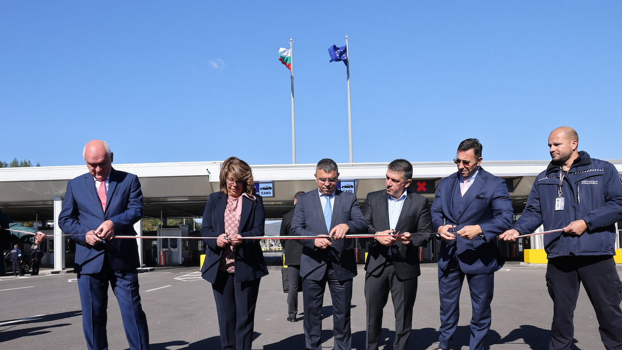 Премиерът и министри откриха ремонтирания ГКПП "Калотина"