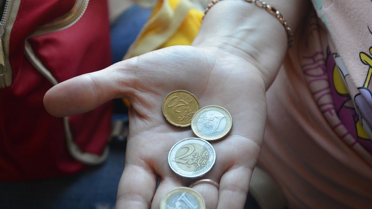 Еврото спадна под 1,05 долара в междубанковата търговия