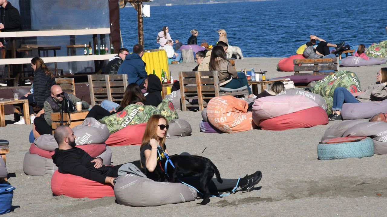 Бургазлии отидоха на плаж вместо пред урните